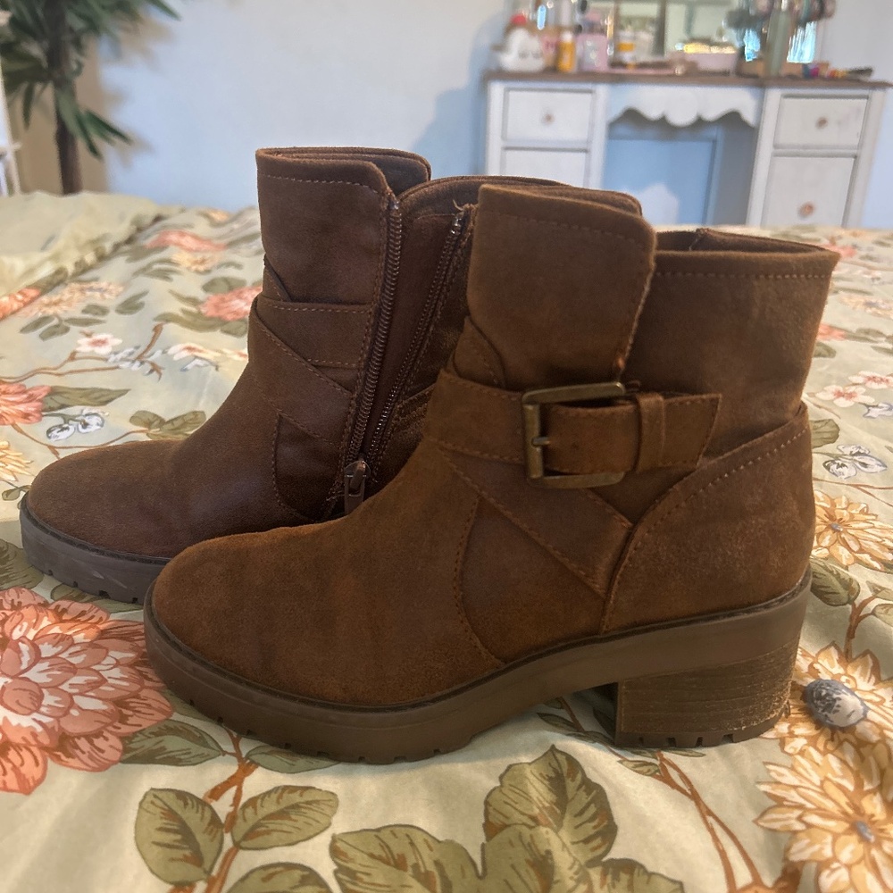 Girls brown boots